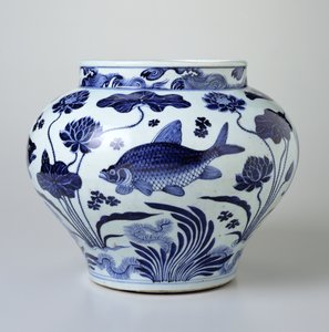 魚と水草のデザインが施されたワインジャー（磁器）